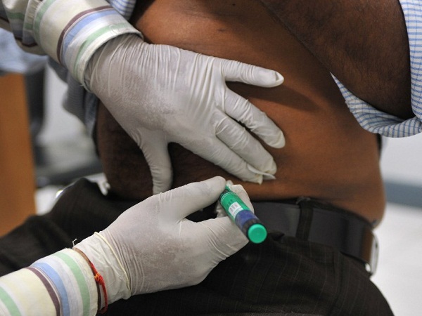 A medical assistant administers an insulin shot to a diabetes patient at a private clinic in New Delhi on November 8, 2011. India is facing a twin epidemic of diabetes and high blood pressure, doctors have warned, after the results of a countrywide study suggested that one in five people had both conditions. AFP PHOTO/ SAJJAD HUSSAIN
