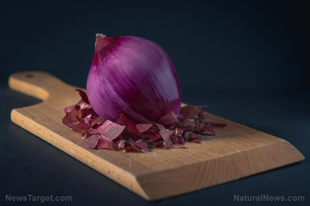 Image: From controlling your blood sugar to cleansing your body, here are 5 reasons why you should start eating raw red onions