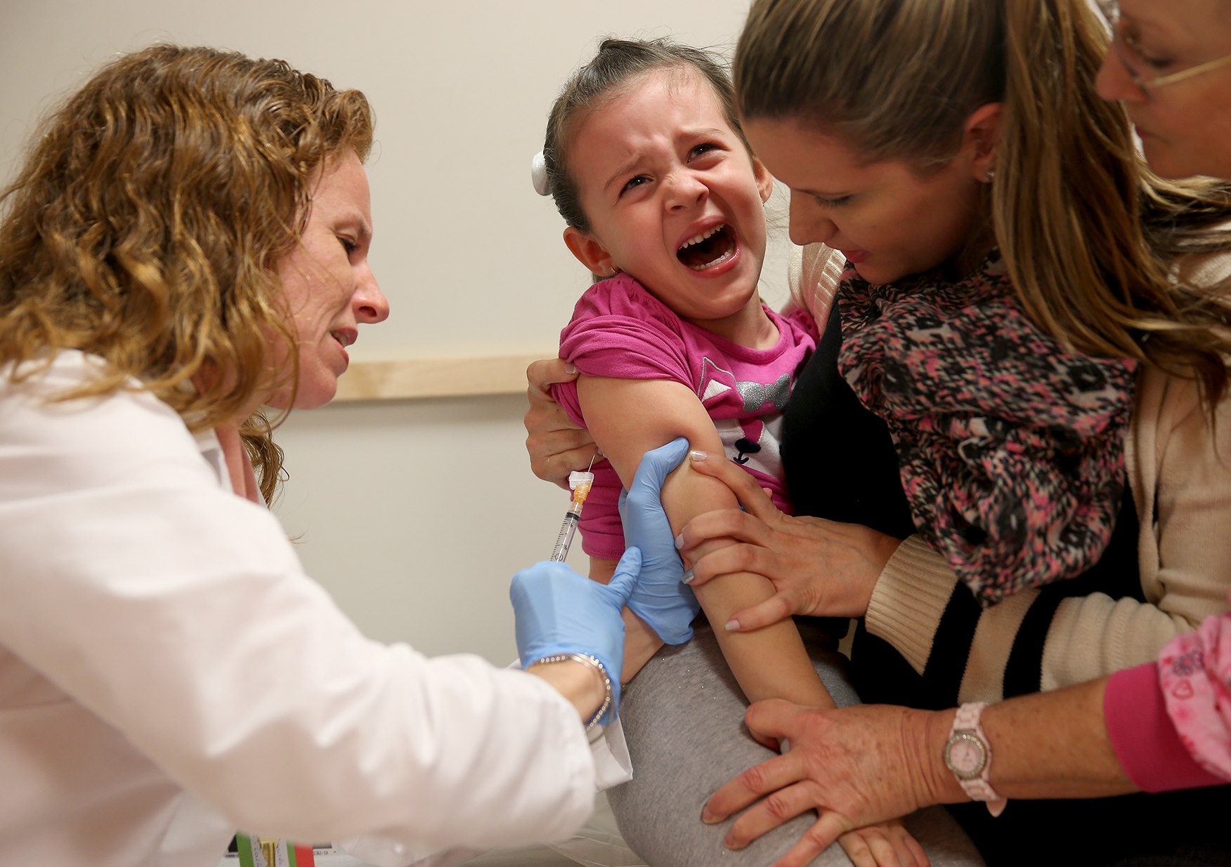Image: Yahoo News story accidentally admits most children infected with measles outbreak were already vaccinated against the measles