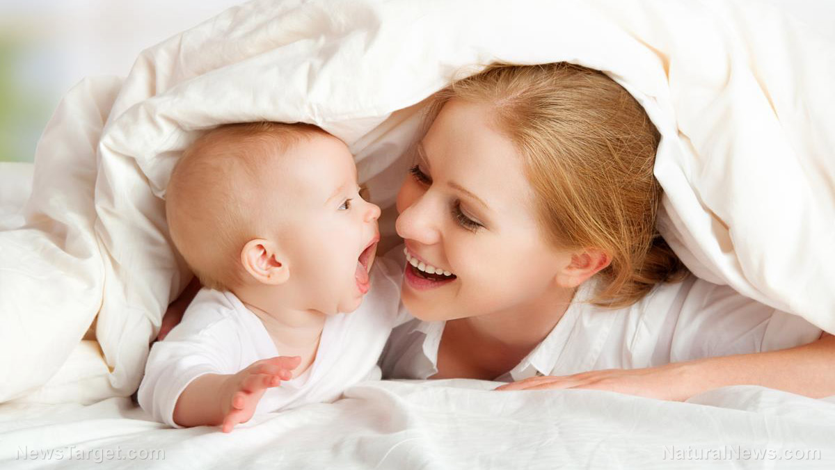 Image: Mothers who smile a lot at their babies and maintain eye contact “sync up” with them, improving brain development