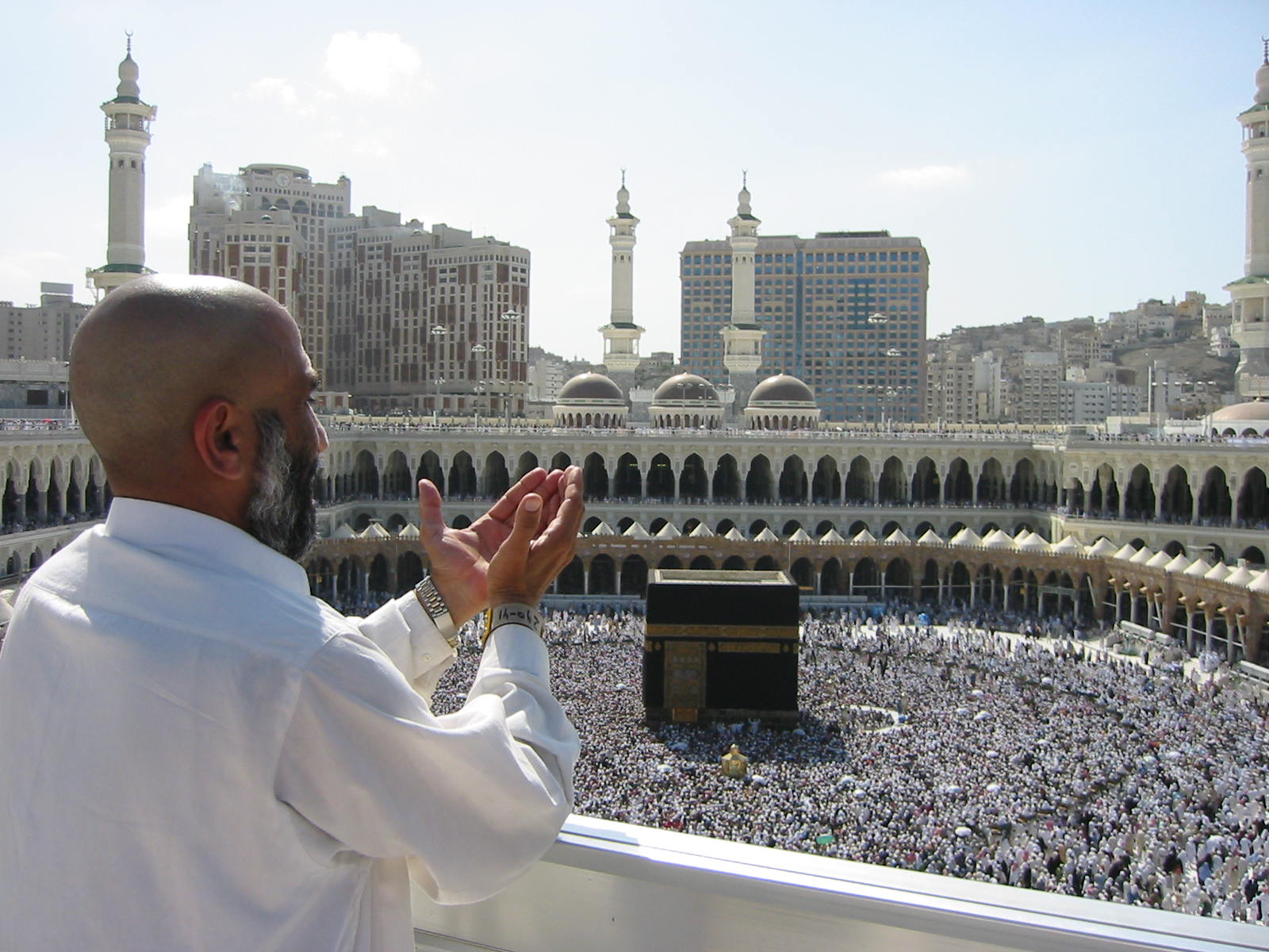 Image: Saudi Arabia clears out Islam’s holiest site due to coronavirus fears