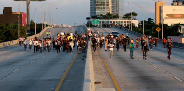 Immagine: Black Lives Matter proteste diffondono il coronavirus tra i neri, ma i media danno la colpa a Trump