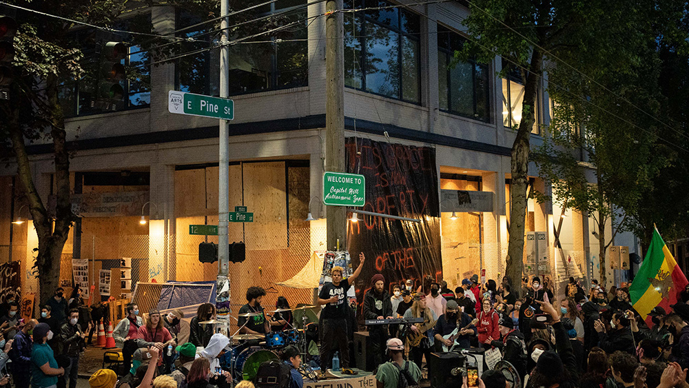 Image: Seattle rioters ransack businesses to demand city council vote to defund the police