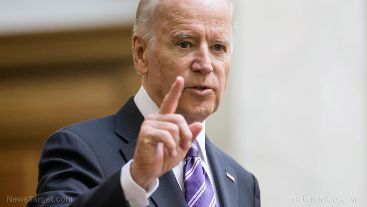 Image: Biden says he would consider making COVID-19 vaccinations mandatory