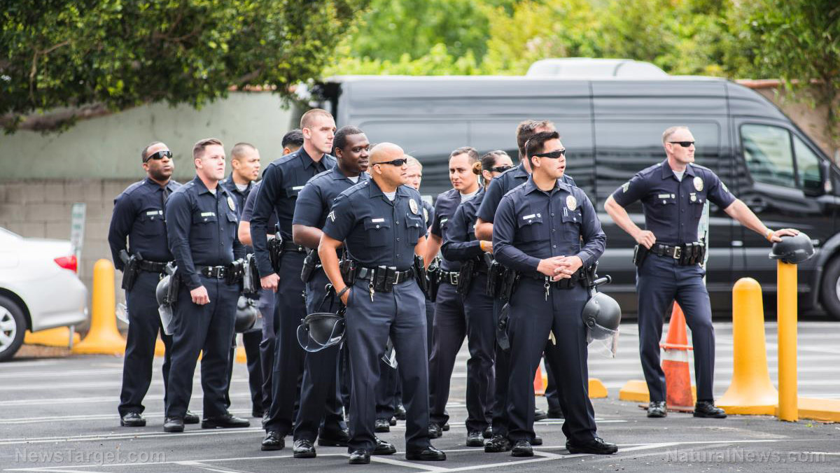 Image: 3,000 LAPD officers seek to resist city’s vaccine mandate by applying for religious and medical exemptions