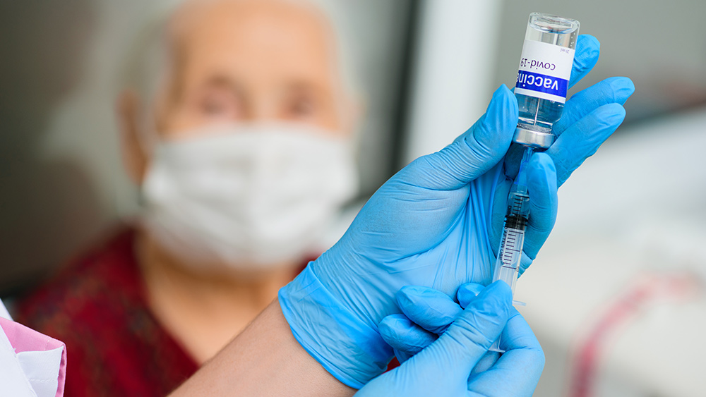 Image: Un expert en vaccination avertit que les personnes VACCINÉES covid sont la véritable menace pour la santé publique