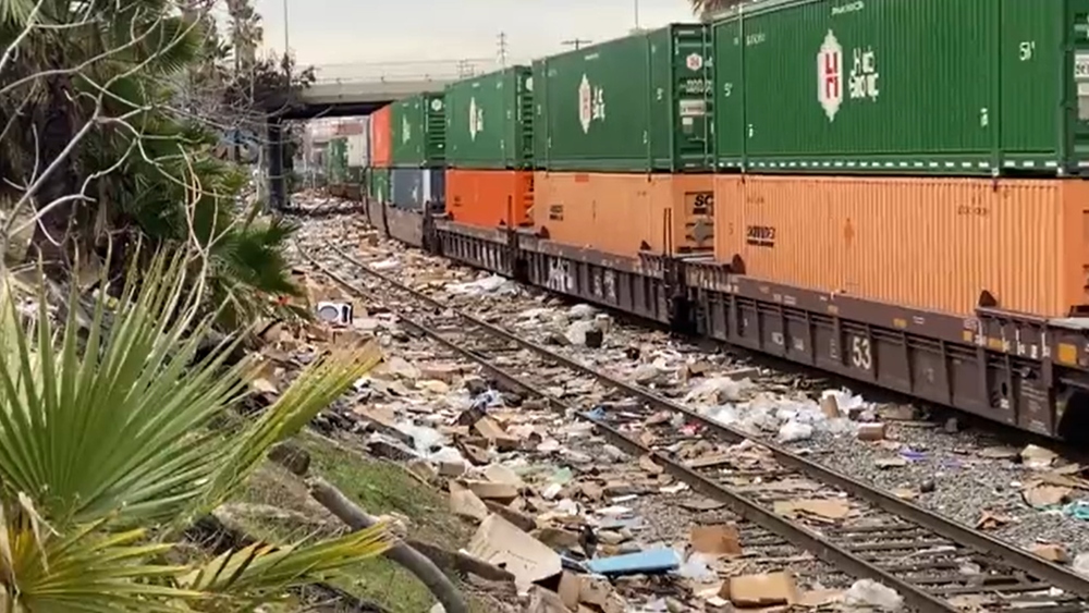 Image: Supply chain collapse worsening with massive thefts of merchandise from unguarded trains in L.A.