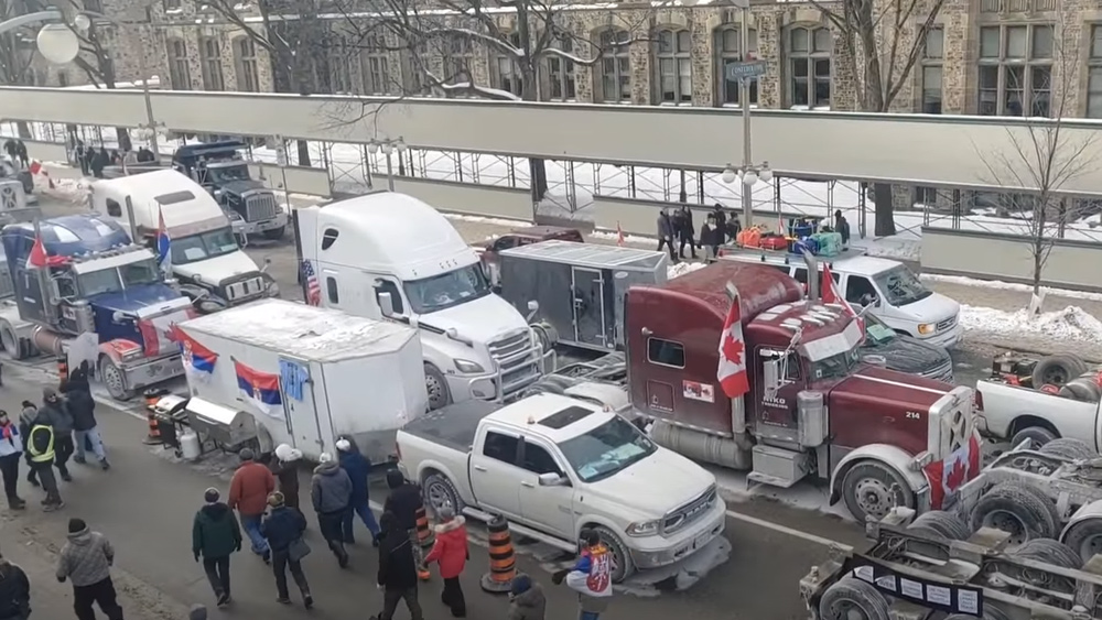 Image: Canadian police move in to forcibly clear Freedom Convoy truckers, protesters from international bridge