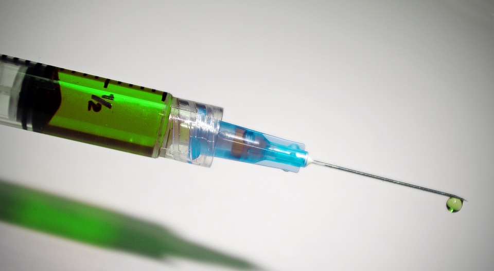 Der Inhalt von Covid-Impfstoffflaschen erweist sich als hochgiftig, wenn er verschüttet wird – man stelle sich den Schaden vor, der bei einer Injektion entsteht