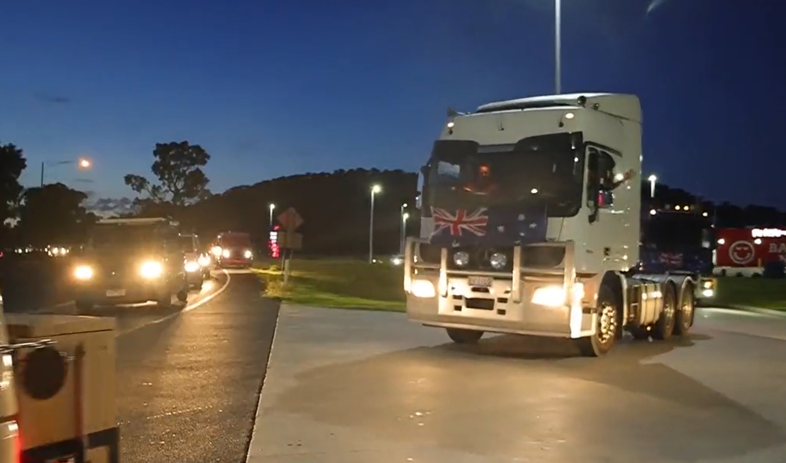 Imagen: Los camioneros australianos siguen el ejemplo del Freedom Convoy de Canadá y conducen a la capital para protestar contra los mandatos de COVID sin sentido