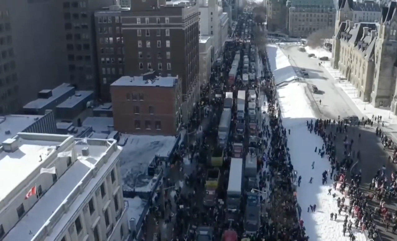 Image: Les démocrates qui ont joyeusement verrouillé les économies pendant DEUX ans pendant la pandémie exigent maintenant des mesures contre les camionneurs canadiens qui protestent contre «l'économie»