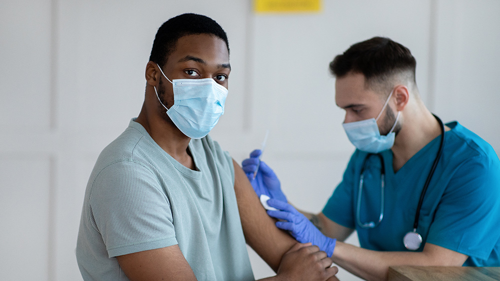 La pandémie mondiale de vaccinés s'aggrave à mesure que de plus en plus de personnes prennent des coups mortels