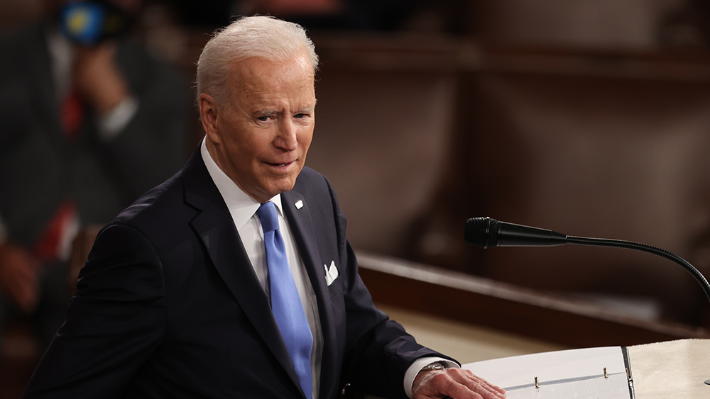 Image: Unbelievable – Look at this piece of paper Biden is holding with instructions reminding him to do the most basic things