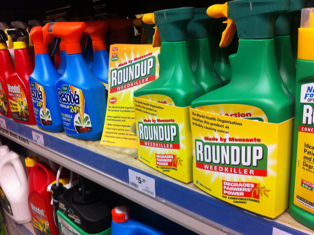 Image: Consumer groups increase pressure on Home Depot, Lowe’s to stop selling cancer-causing glyphosate weedkillers