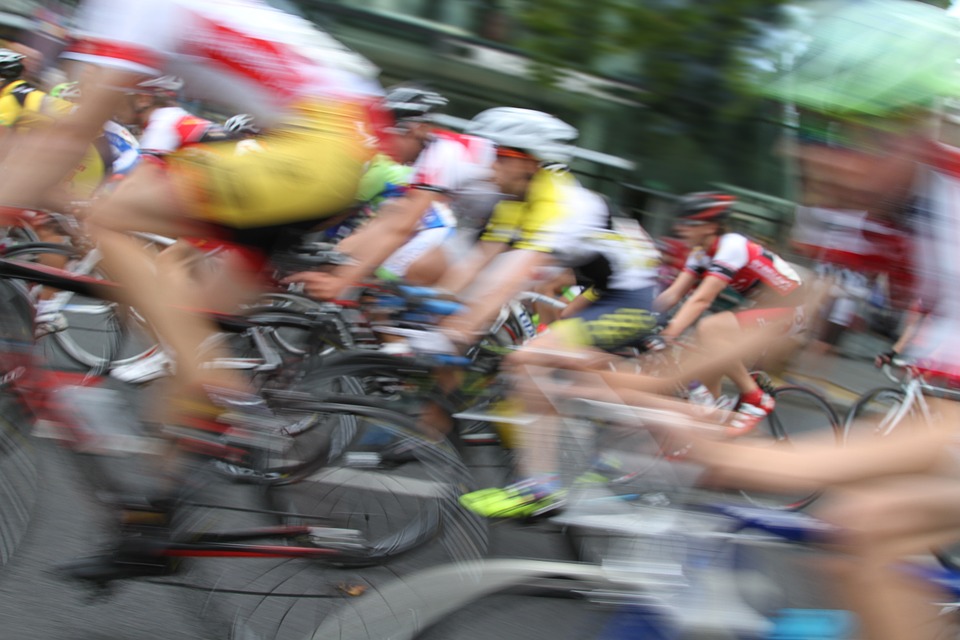 COVID JABS ? Les cyclistes du Tour de France "souffrent de problèmes respiratoires", déclare un participant
