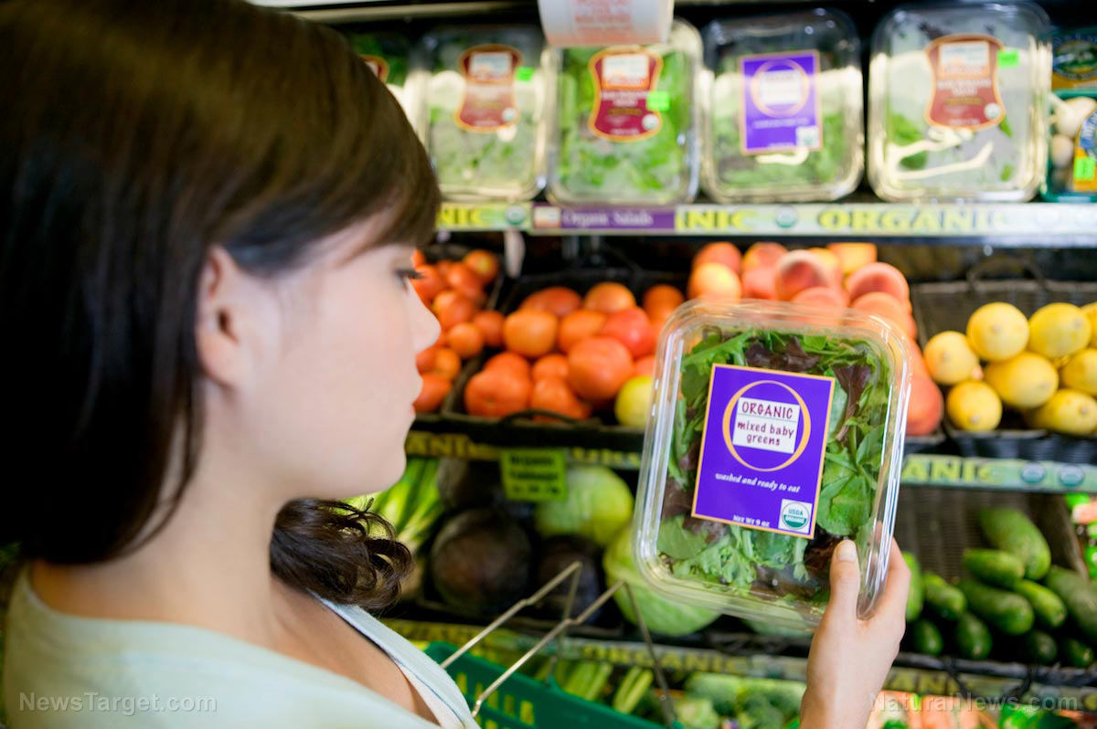 Immagine: Waitrose per rimuovere le etichette da consumarsi prima su frutta e verdura, affidandosi ai clienti per indovinare quando il cibo va a male
