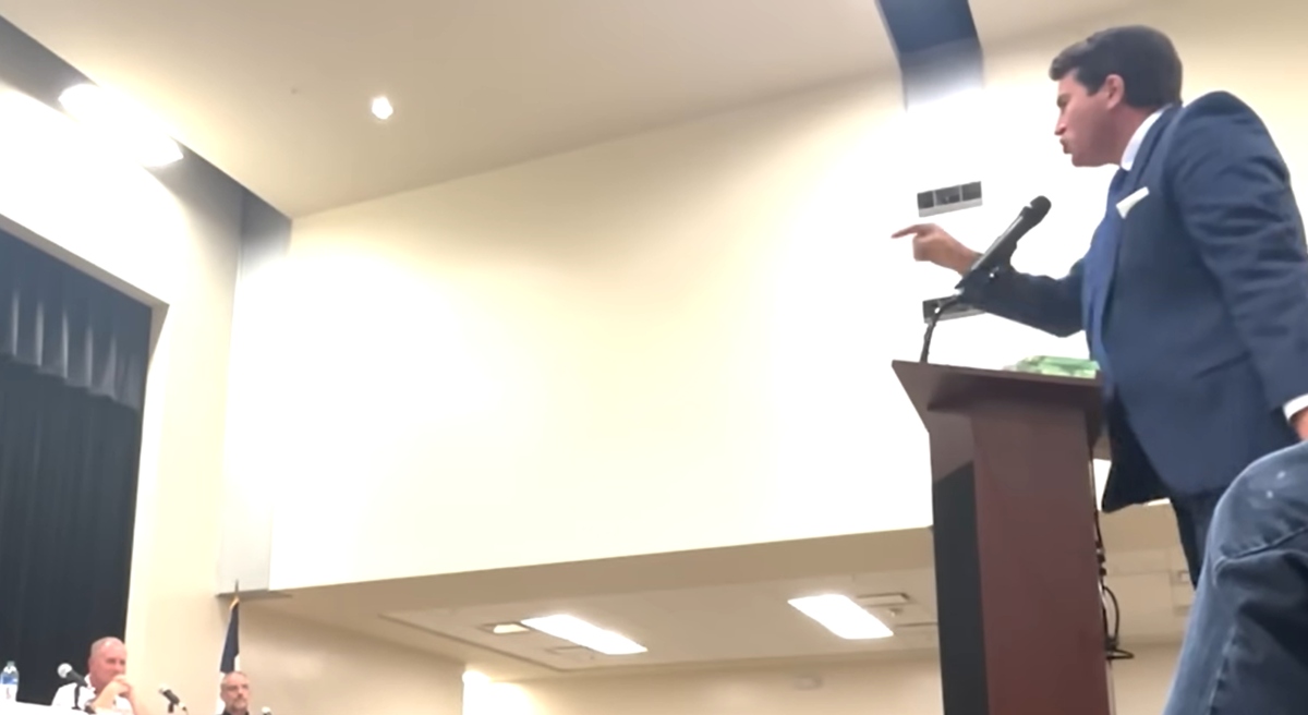 Image: Conservative activist Alex Stein blasts Uvalde city council members for refusing to take action against coward cops