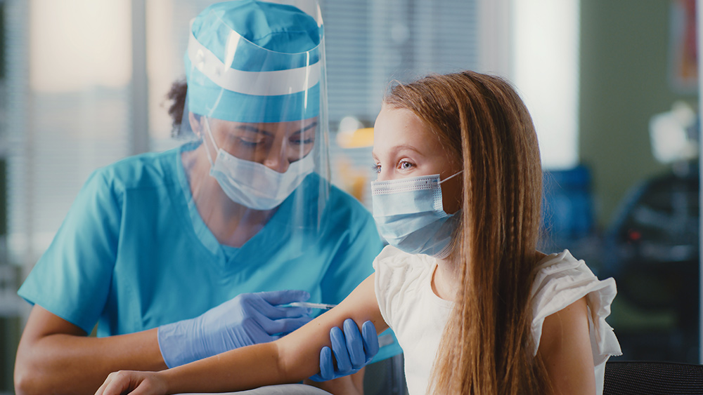 Immagine: l'infermiera licenziata della California attesta la miocardite indotta dal vaccino COVID nei bambini