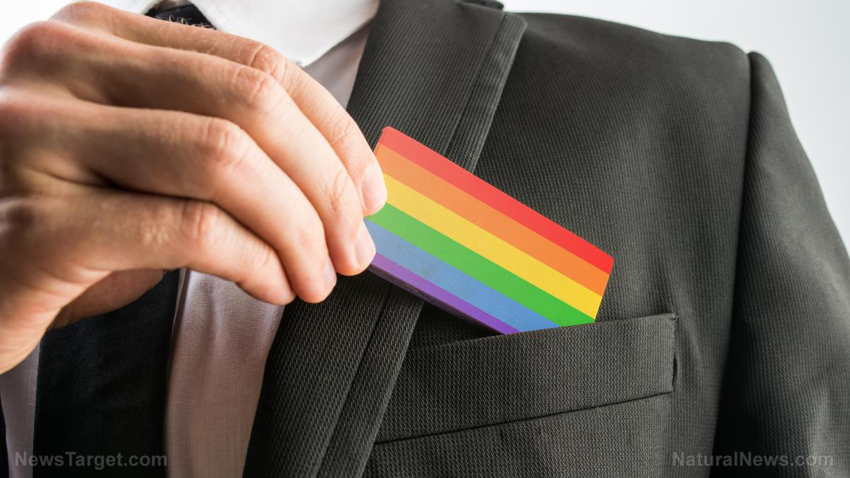 180 000 $ à deux employés qui ont été licenciés pour avoir refusé de porter des symboles pro-LGBT au