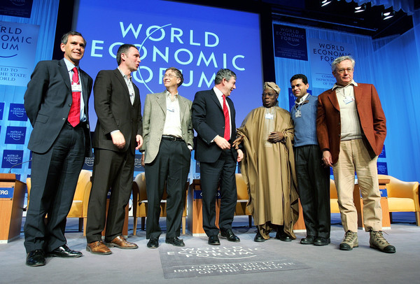 Immagine: Alex Jones: le élite di Davos hanno dichiarato guerra ai gruppi di 