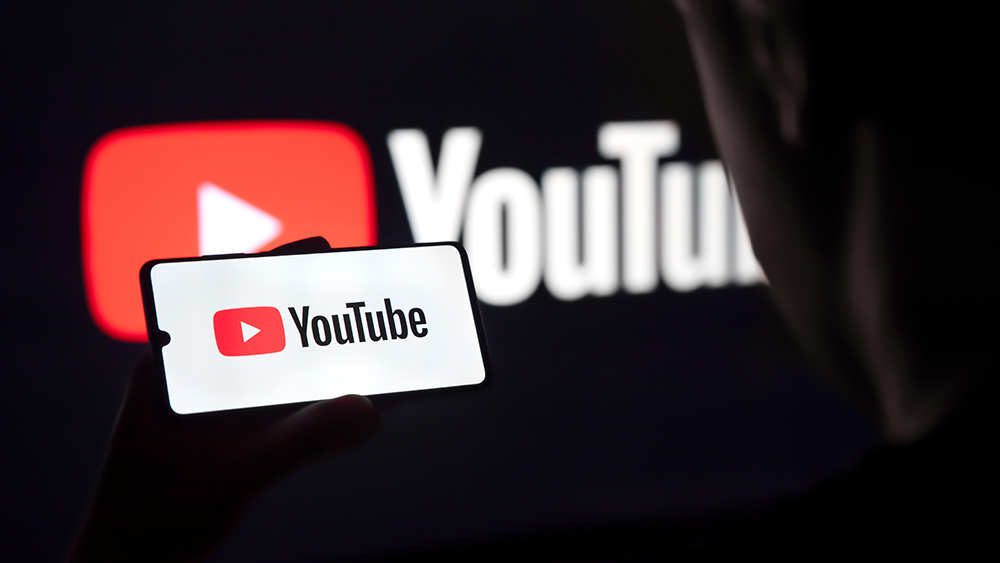 Immagine: censura di YouTube sui contenuti di soppressione e cancellazione all'ingrosso dei creatori