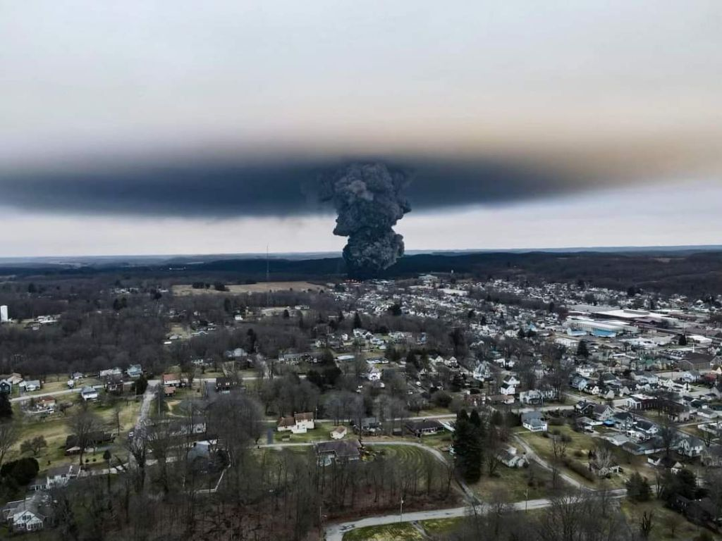 画像: オハイオ州で有毒化学物質を運ぶ列車が脱線し、爆発。 動物が一斉に死ぬ間、メディアの停電が続く