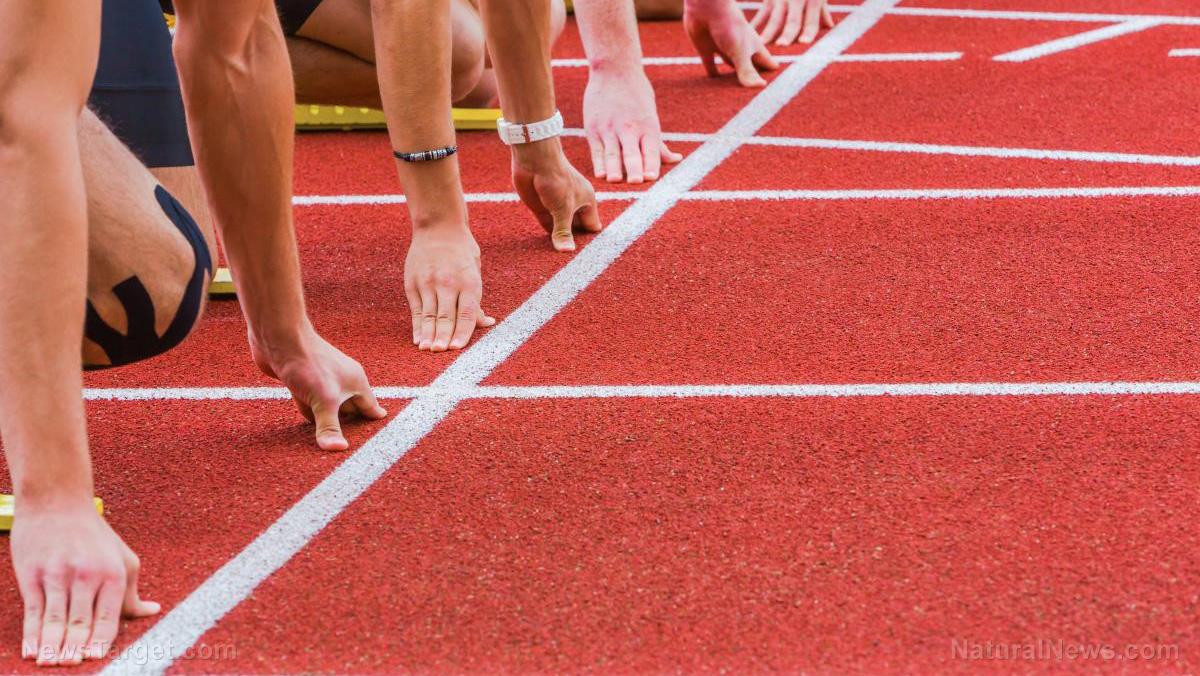 Image: DEUX POUCES VERS LE BAS: Une athlète féminine du secondaire perd sa place dans le championnat d'État au profit d'un concurrent TRANS