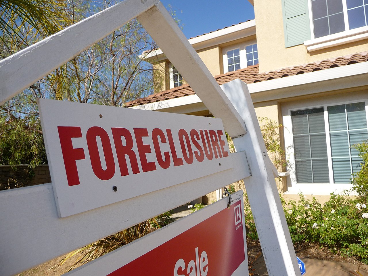 Image: US home foreclosures SURGE as inflation continues to soar and incomes decline