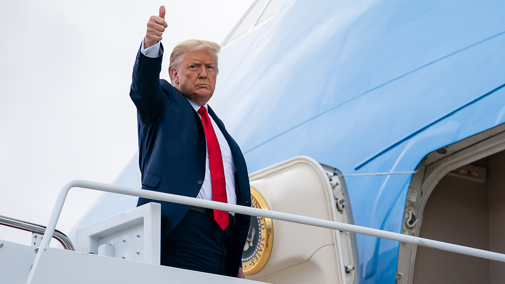 Donald-Trump-Air-Force-One-Thumbs-Up.jpg
