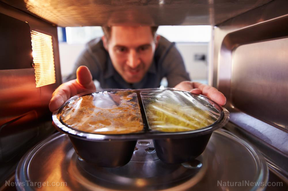 Study warns that “microwave-safe” plastic containers release billions of MICROPLASTICS into food when reheating